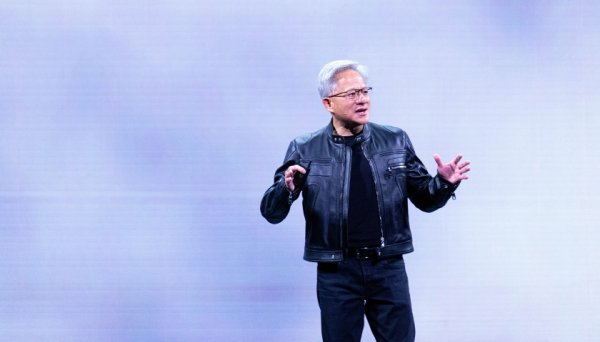 配资炒股首选网站 黄仁勋：全球一半AI人才都是中国人，美相关限制令是个错误